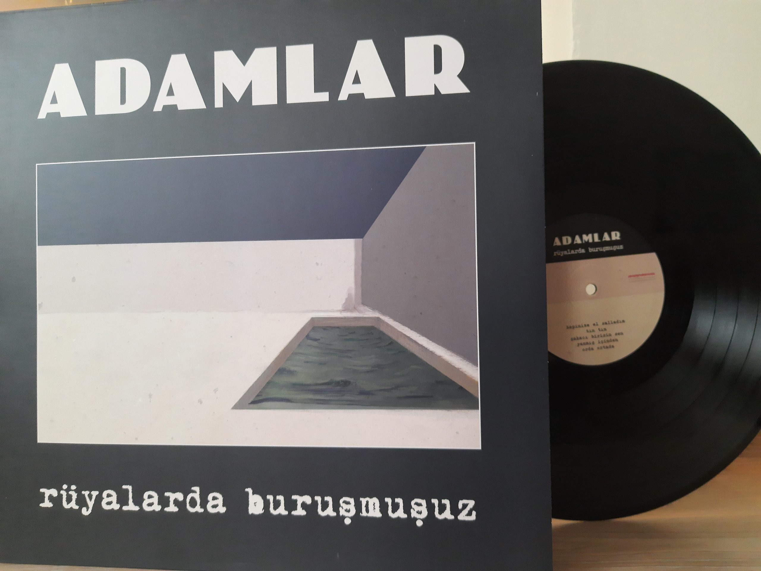 Adamlar – Rüyalarda Buruşmuşuz